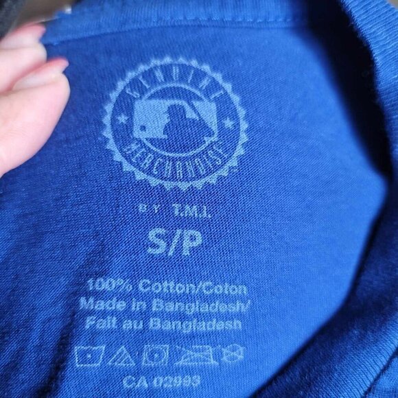 Small Women's Official Toronto Blue Jays T-shirt EUC - Picture 4 of 4